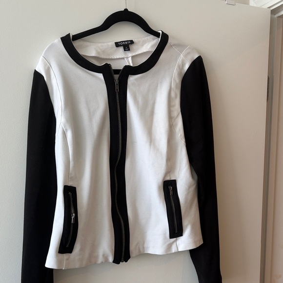 Torrid Black and White Contrast Zip-Up Top - Picture 2 of 5